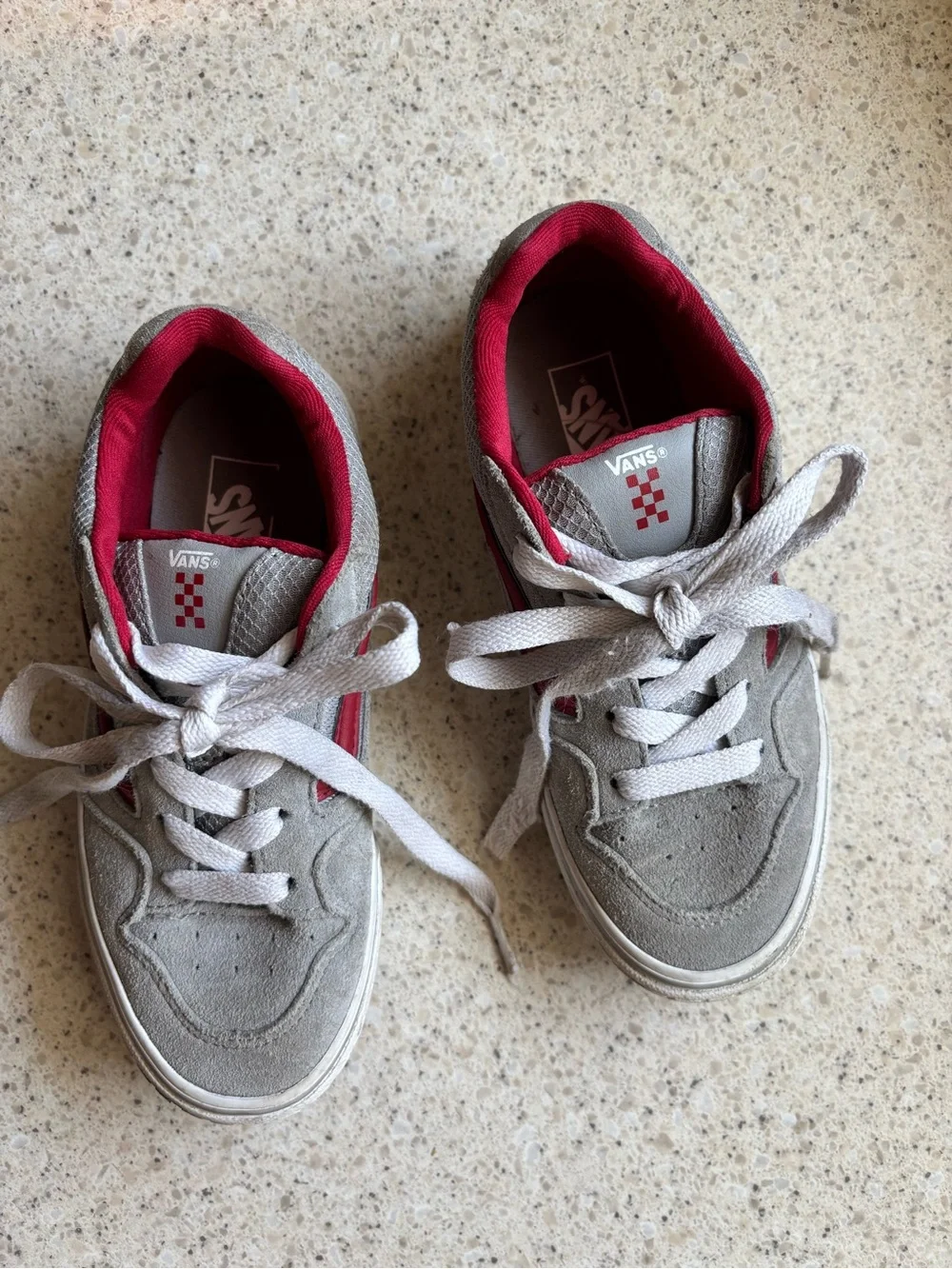 Vans - Kids Gray White and Red Low-Top Skate Sneakers Shoes for Boys in size 2